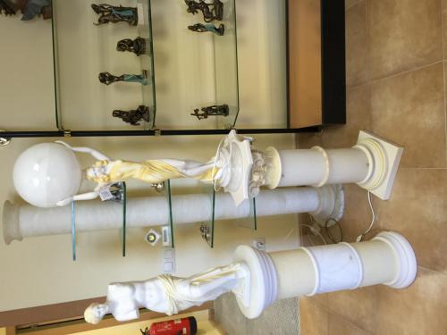 Figuras y Pilares de alabastro